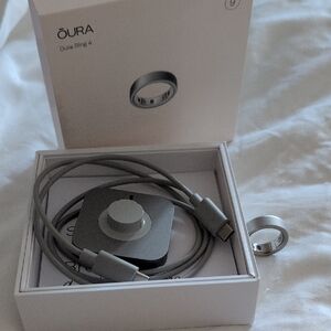 Oura Ring 4 in Brushed Silver with Charger